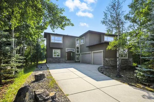 62 Posthill DR SW, Calgary, AB T3M 0A8