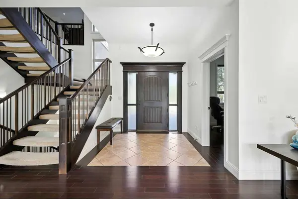 62 Posthill DR SW, Calgary, AB T3M 0A8