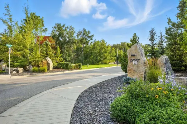 62 Posthill DR SW, Calgary, AB T3M 0A8