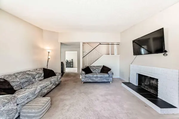 119 Woodglen GRV SW, Calgary, AB T2W 4J9