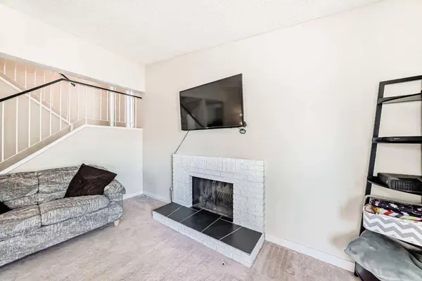 119 Woodglen GRV SW, Calgary, AB T2W 4J9