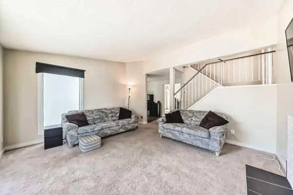 119 Woodglen GRV SW, Calgary, AB T2W 4J9