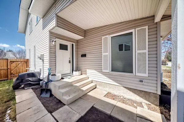 119 Woodglen GRV SW, Calgary, AB T2W 4J9