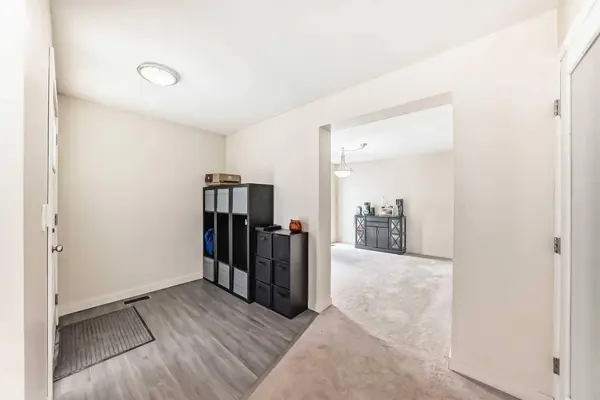 119 Woodglen GRV SW, Calgary, AB T2W 4J9