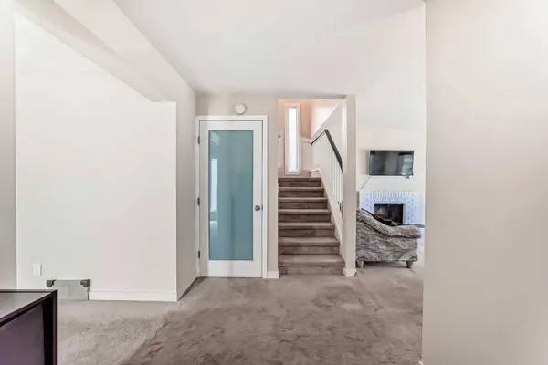 119 Woodglen GRV SW, Calgary, AB T2W 4J9