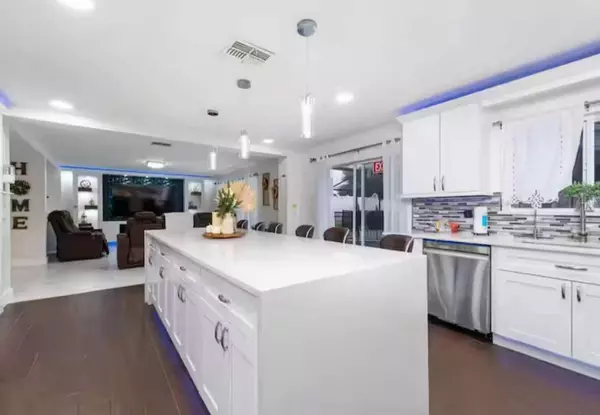 502 Canna Dr, Davenport, FL 33897-2800