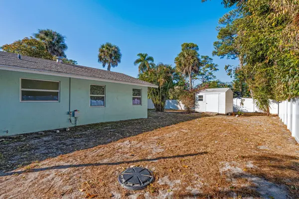 5213 Bethany LN, Haverhill, FL 33415