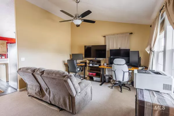 16387 Rainbow Dr., Nampa, ID 83687