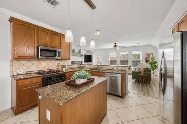 2727 Hidden Landing DR, Pearland, TX 77584