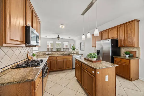 2727 Hidden Landing DR, Pearland, TX 77584