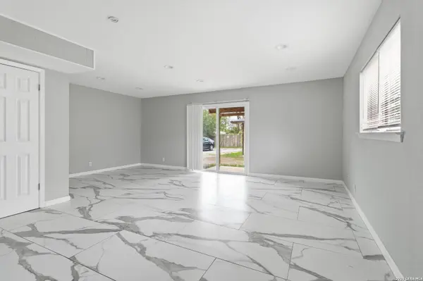 512 W Byrd Blvd, Universal City, TX 78148