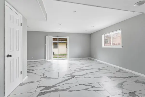 512 W Byrd Blvd, Universal City, TX 78148