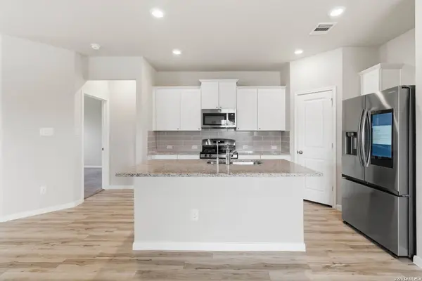 9803 MORGANS ML, San Antonio, TX 78254