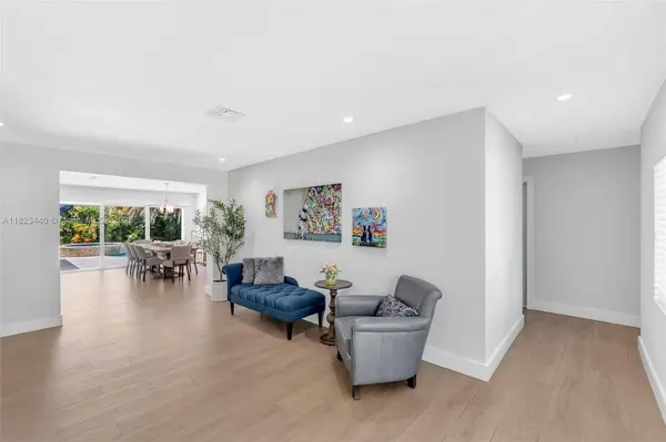 6919 Willow Ln, Miami Lakes, FL 33014