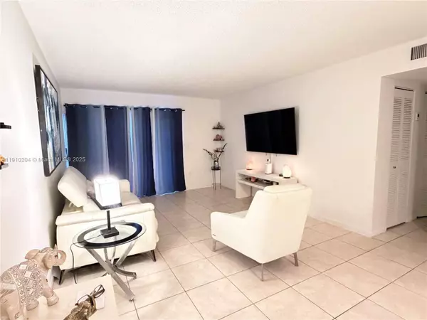 711 N Pine Island Rd #107, Plantation, FL 33324
