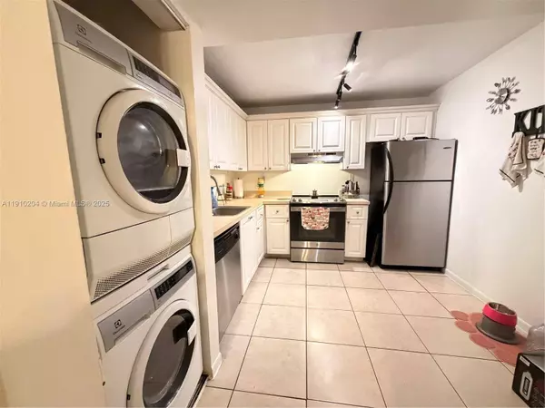 711 N Pine Island Rd #107, Plantation, FL 33324