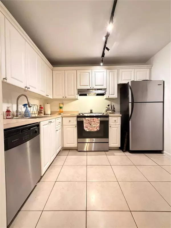 711 N Pine Island Rd #107, Plantation, FL 33324