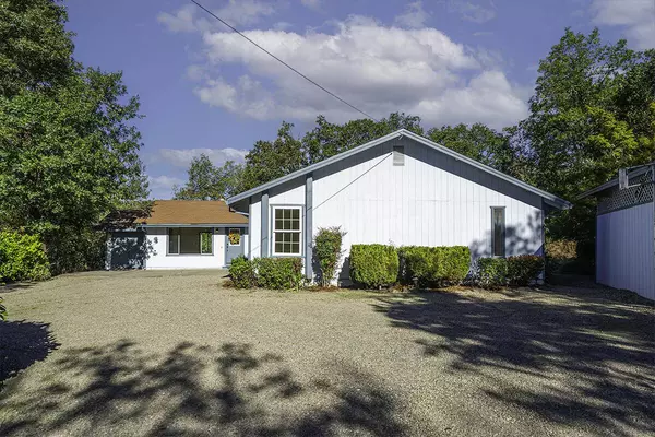 6570 Old Stage RD, Central Point, OR 97502