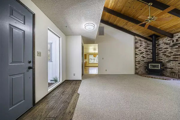 6570 Old Stage RD, Central Point, OR 97502