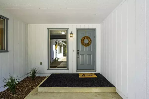 6570 Old Stage RD, Central Point, OR 97502