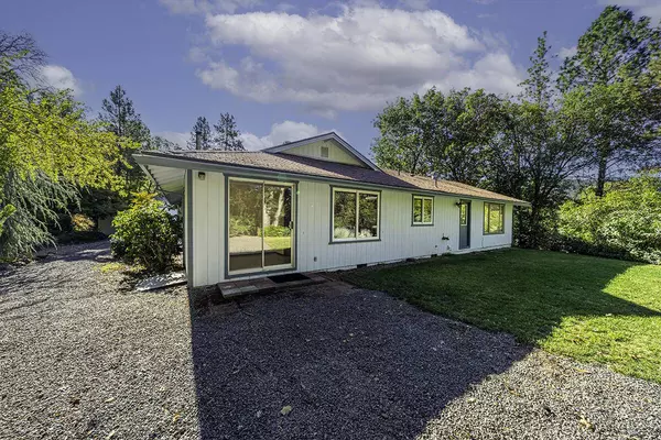 6570 Old Stage RD, Central Point, OR 97502