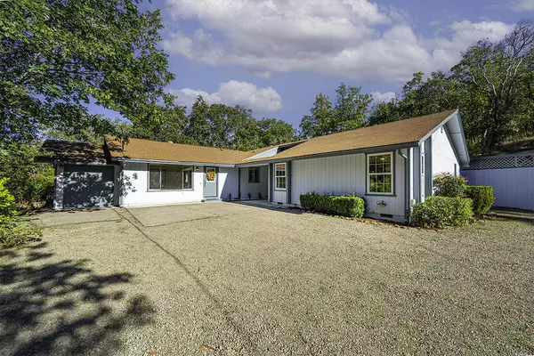 6570 Old Stage RD, Central Point, OR 97502