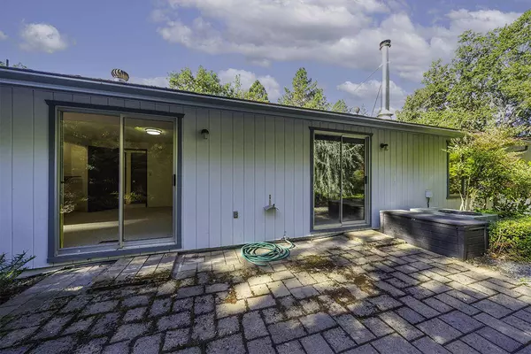 6570 Old Stage RD, Central Point, OR 97502