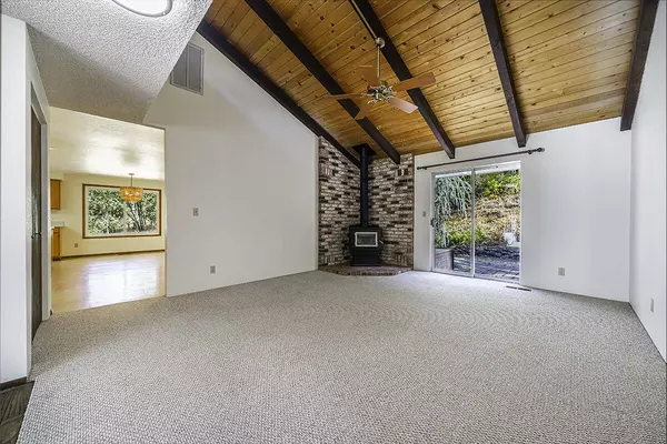 6570 Old Stage RD, Central Point, OR 97502