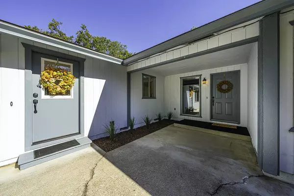 6570 Old Stage RD, Central Point, OR 97502