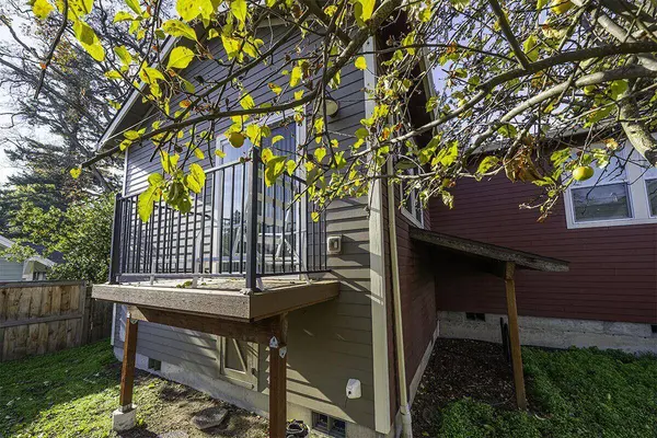 563 Rock ST, Ashland, OR 97520