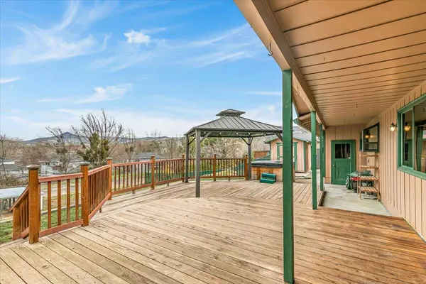 401 Elm ST, Phoenix, OR 97535