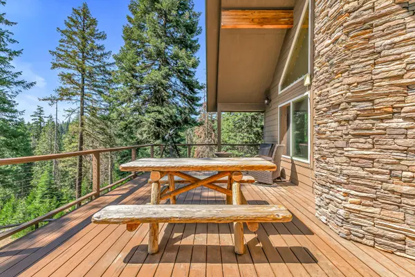 2042 Hyatt Prairie RD, Ashland, OR 97520