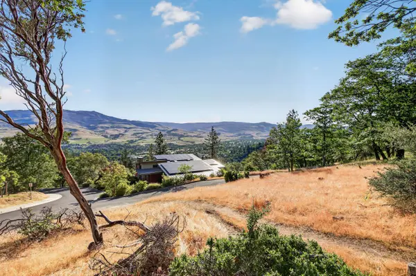 163 Hitt RD, Ashland, OR 97520