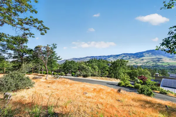 163 Hitt RD, Ashland, OR 97520