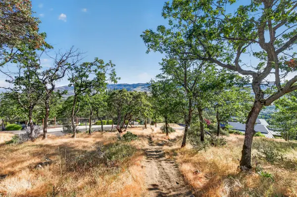 163 Hitt RD, Ashland, OR 97520