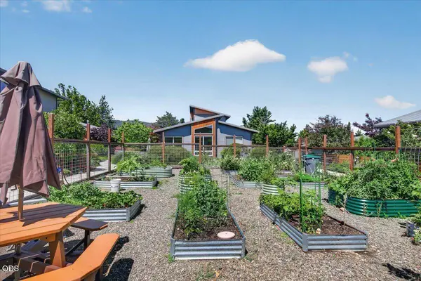 106 Dunn CIR, Ashland, OR 97520