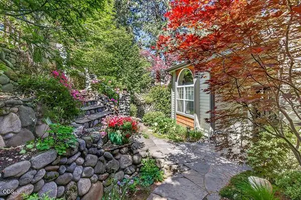 1071 Wildwood WAY, Ashland, OR 97520