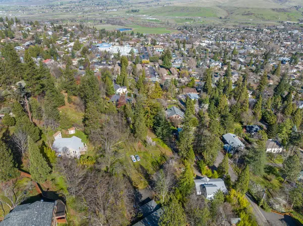 319 West ST, Ashland, OR 97520