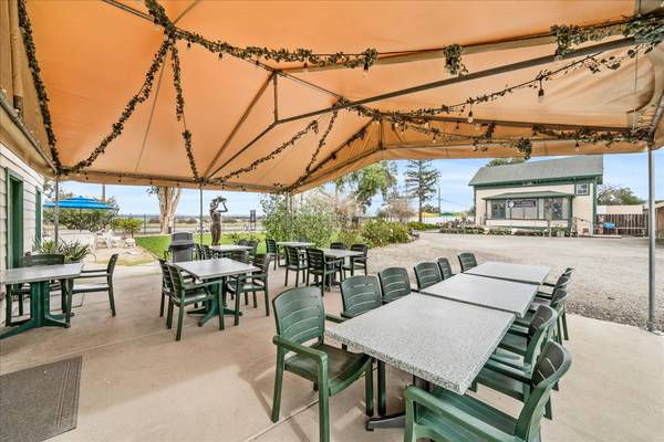 5143 Tesla Rd. Outdoor patio