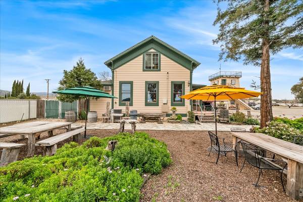 5143 Tesla Rd. Outdoor patio with umbrellas