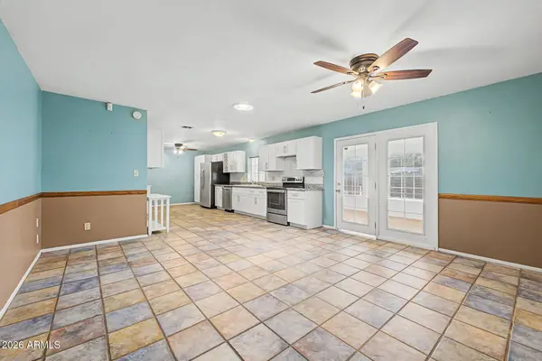 209 W IVYGLEN Street, Mesa, AZ 85201