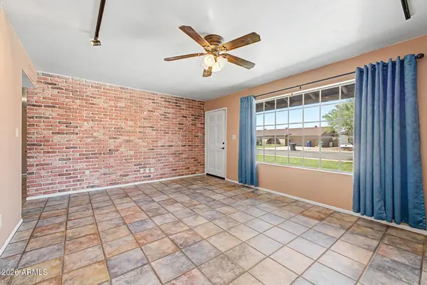 209 W IVYGLEN Street, Mesa, AZ 85201