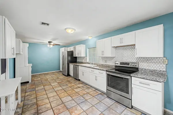 209 W IVYGLEN Street, Mesa, AZ 85201
