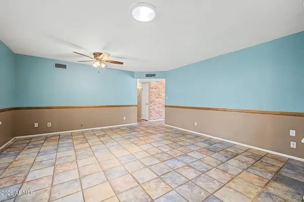 209 W IVYGLEN Street, Mesa, AZ 85201