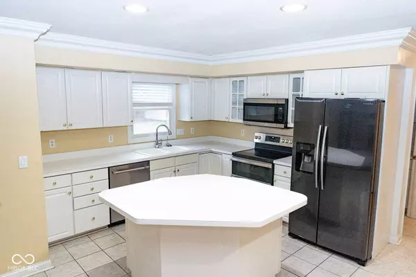 4433 Foxmoor DR, Newburgh, IN 47630