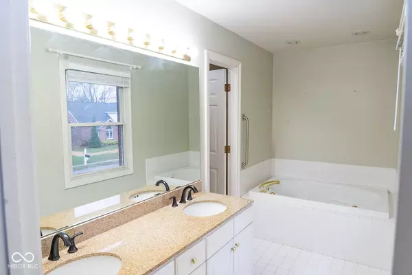 4433 Foxmoor DR, Newburgh, IN 47630