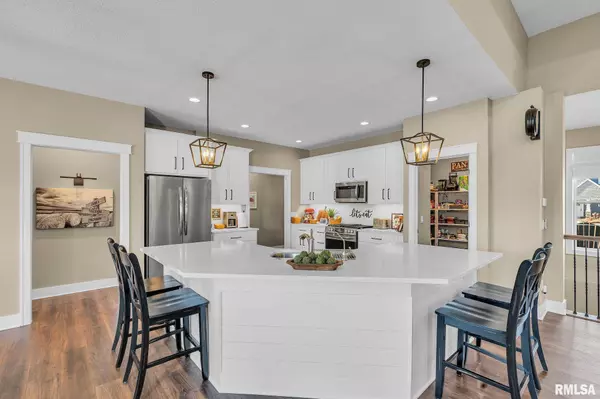 6997 MATTHEWS PASS, Bettendorf, IA 52722