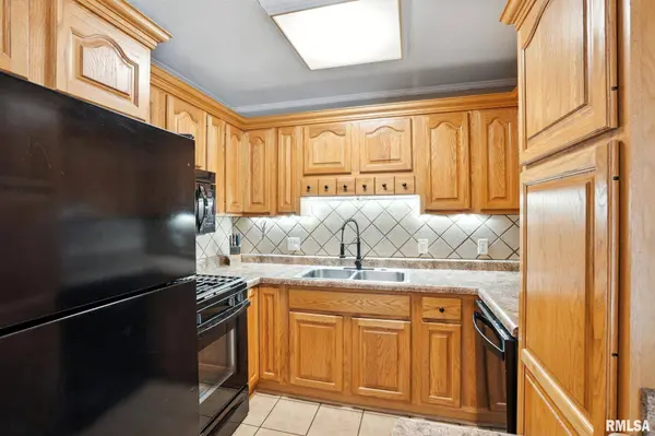 3394 CLEARWATER DR, Bettendorf, IA 52722