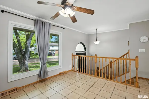 3394 CLEARWATER DR, Bettendorf, IA 52722