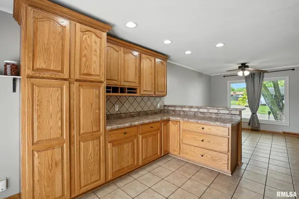 3394 CLEARWATER DR, Bettendorf, IA 52722